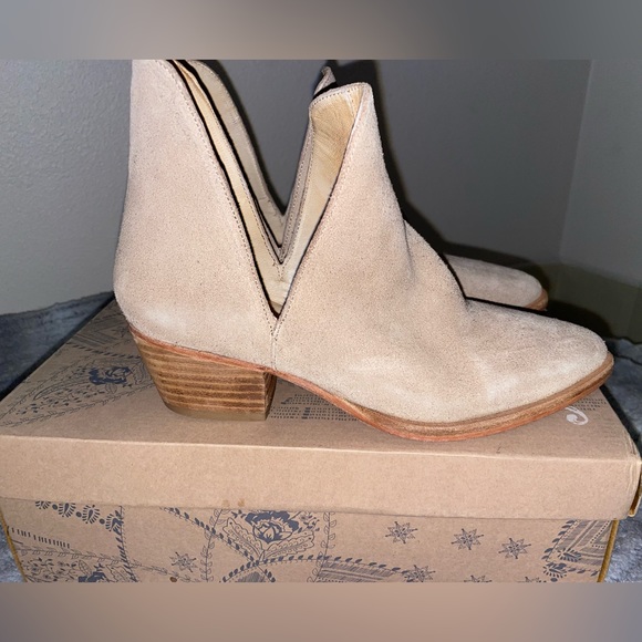 Free people tan suede double v boots. Great condition. - Picture 5 of 8